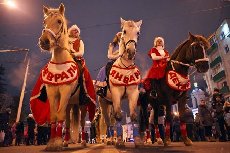 Парад-алле Дедов Морозов Витебска возглавили наездницы. Фото Сергея Серебро