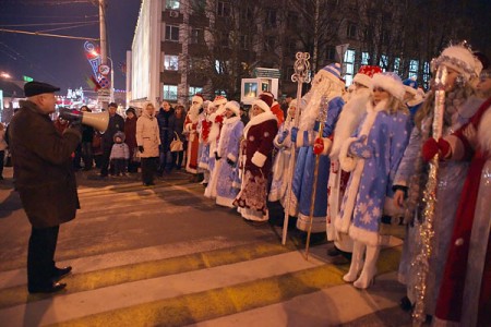 Парад-алле Дедов Морозов Витебска возглавили наездницы. Фото Сергея Серебро