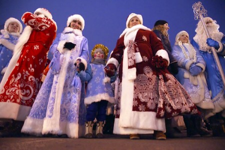 Парад-алле Дедов Морозов Витебска возглавили наездницы. Фото Сергея Серебро