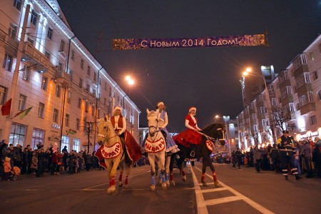 Парад-алле Дедов Морозов Витебска возглавили наездницы. Фото Сергея Серебро