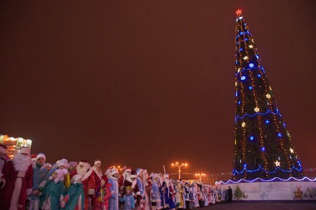 Парад-алле Дедов Морозов Витебска возглавили наездницы. Фото Сергея Серебро