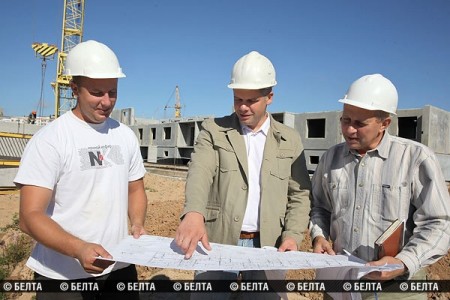 Антон Дубовиков (в центре) на строительном объекте. Фото БелТА