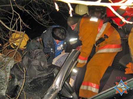 Под Полоцком молодые люди попали в ДТП, пострадала девушка. Фото МЧС