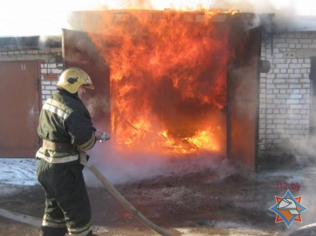 Фотофат: В Полоцке горел автомобиль в гараже. Фото МЧС