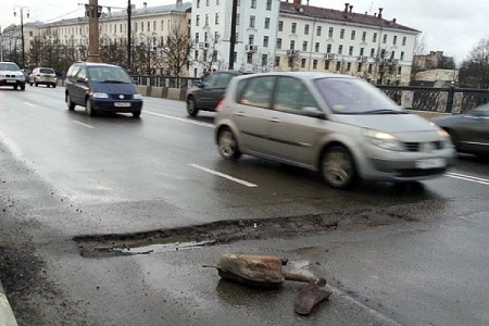 В Витебске дорожники оставили на мосту Кирова вырезанные участки асфальта. Фото HighAley via Intagram