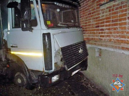 В Витебске грузовик ликеро-водочного завода  протаранил пятиэтажный дом. Фото МЧС