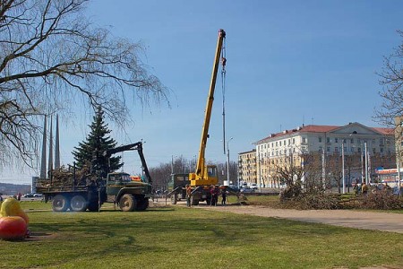 Уничтожение сквера на площади Победы в Витебске в 2009 году. Фото Сергея Серебро