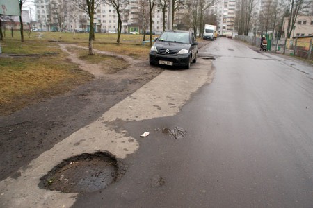 Из-за нового слоя асфальта на дороге образовались ямы глубиной от 10 до 30 сантиметров с отвесными стенами. Фото Сергея Серебро
