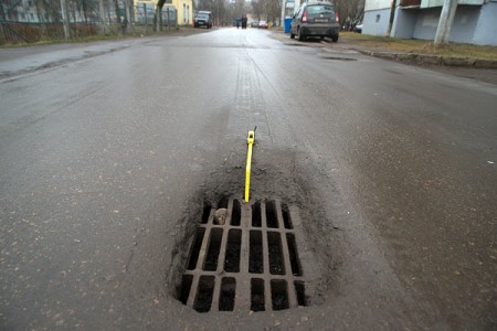 Из-за нового слоя асфальта на дороге образовались ямы глубиной от 10 до 30 сантиметров с отвесными стенами. Фото Сергея Серебро
