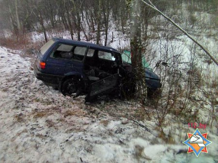 В Россонском районе спасатели деблокировали пассажира легковушки, попавшей в ДТП. Фото МЧС