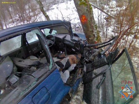 В Россонском районе спасатели деблокировали пассажира легковушки, попавшей в ДТП. Фото МЧС