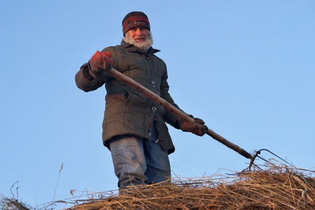 Чыстный животновод из Городка, который держит скот зимой под открытым небом. Фото Сергея Серебро