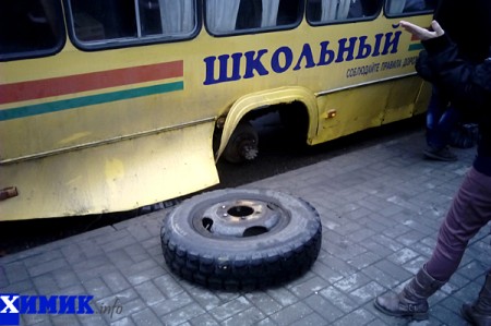 В центре Полоцка автобус со школьниками на ходу «потерял» колесо. Фото ximik.info