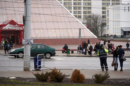 Сотрудники ГАИ в центре Витебска направляют пешеходов в новый подземный переход. Фото Сергея Серебро