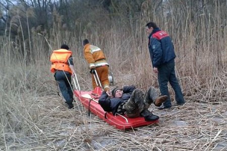 В Поставах спасли нетрезвого мужчину, провалившегося под лед. Фото МЧС