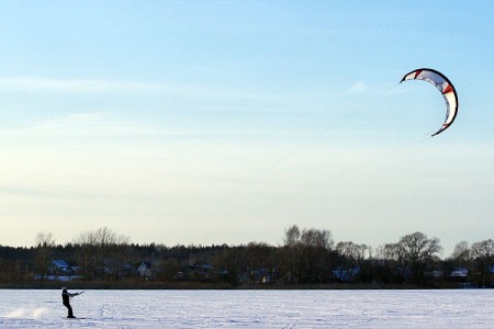Занятия зимним кайтингом на озере Лосвидо недалеко от Витебска. Фото Сергея Серебро
