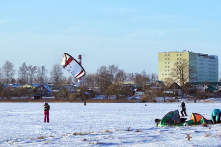 Занятия зимним кайтингом на озере Лосвидо недалеко от Витебска. Фото Сергея Серебро