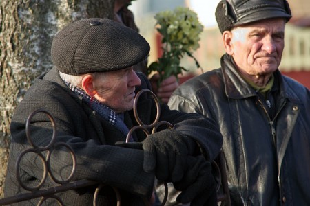 Землякі чакаюць Рыгора Брадуліна ў Ушачах. Фота Сержука Серабро