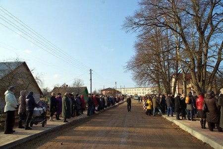 Землякі чакаюць Рыгора Брадуліна ў Ушачах. Фота Сержука Серабро