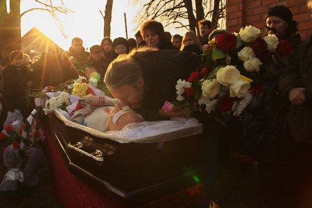 Развітанне з Рыгорам Барадулінам перад пахаваннем ў Ушачах. Фота Сержука Серабро