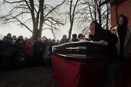 Развітанне з Рыгорам Барадулінам перад пахаваннем ў Ушачах. Фота Сержука Серабро