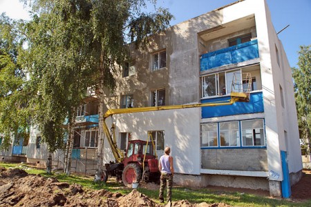 Ремонт жилого дома перед областными «Дожинками» в Лиозно. 2011 год. Фото Сергея Серебро