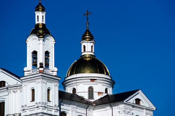 Штукатурка на Свято-Успенском соборе продолжает осыпаться. Фото Сергея Серебро