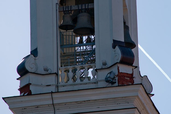 Штукатурка на Свято-Успенском соборе продолжает осыпаться. Фото Сергея Серебро