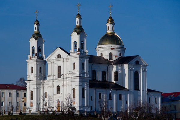 Штукатурка на Свято-Успенском соборе продолжает осыпаться. Фото Сергея Серебро