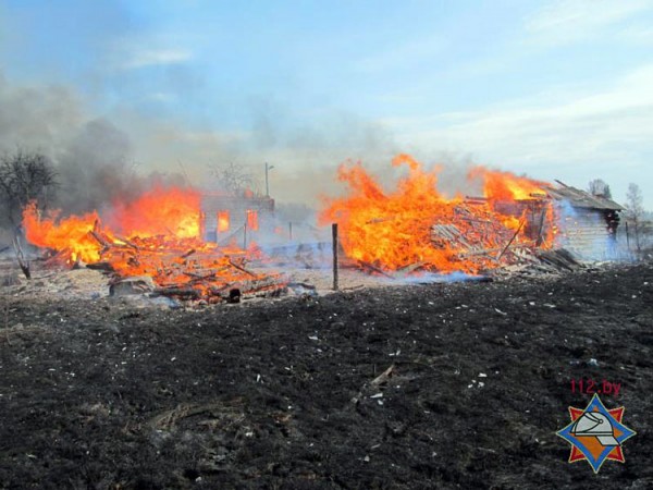 Из-за выжигания травы в Витебской области сгорели четыре постройки. Фото МЧС