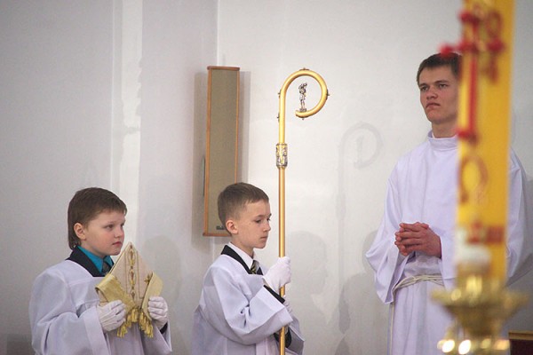 Фотарэпартаж з велікоднага богаслужэння ў катэдральным касцёле Езуса Міласэрднага ў Віцебску. Фота Сержука Серабро