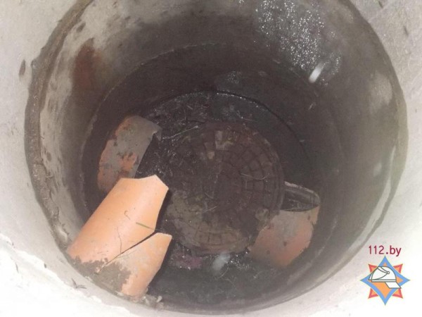 В Орше спасли девочку, упавшую в канализационный колодец. Фото МЧС