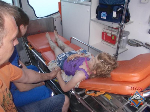 В Орше спасли девочку, упавшую в канализационный колодец. Фото МЧС