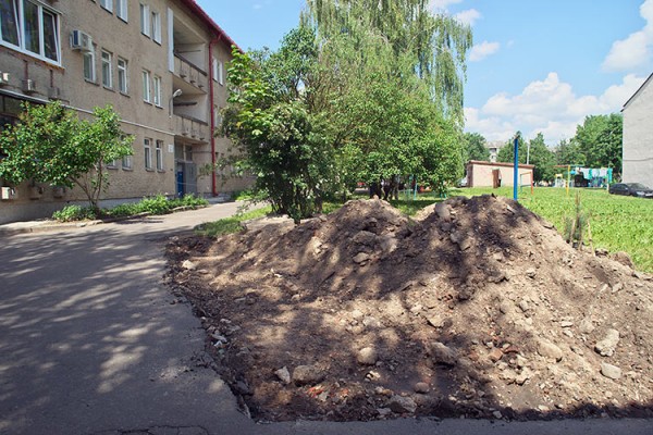 Двор дома №11/9 по улице Янки Купалы в Витебске 28 мая. Фото Сергея Серебро