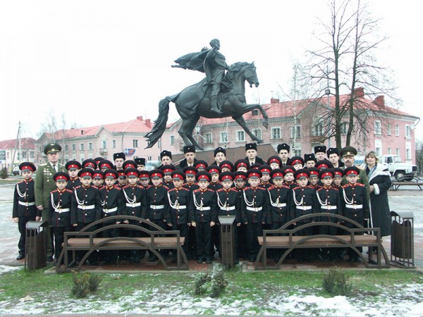 Полоцкие кадеты у памятника князю Всеславу Чародею. Фото vsr.mil.by