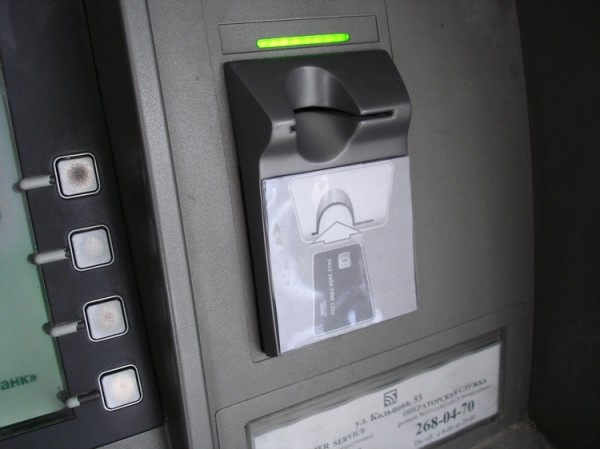 Скиммер установленный на банкомат. Фото МВД
