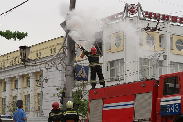 В центре Витебска сгорел светофор. Фото Сергея Серебро