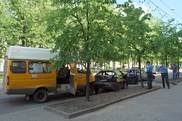 В Витебске маршрутка столкнулась с такси. Фото Сергея Серебро