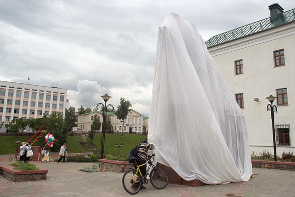 Помнік князю Альгерду накрыты белым пакрывалам. Фота Сержука Серабро