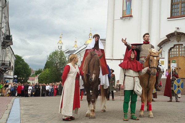 Тэатралізаванае выступленне князя пад час адкрыцця помніка князю Альгерду ў Віцебску.Фота Сержука Серабро