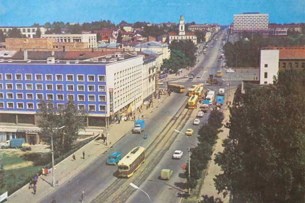 Вид на Синий дом и улицу Ленина в Витебске в 1970-х. Благодаря строящемуся на заднем фоне зданию ПКБ АСУ снимок можно датировать 1975-1977 годами.  Фотоальбом «Витебск». Мн. «Беларусь», 1982