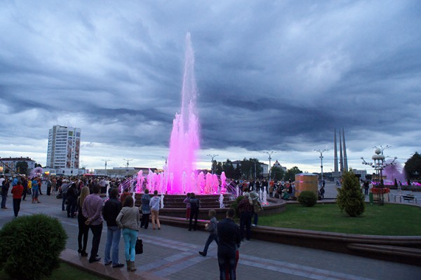 Субботним вечером в Витебске можно было полюбоваться светодинамическими фонтанами. Фото Сергея Серебро