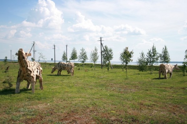 Центр Браслава украсили деревянные коровы. Фото Татьны Пятушки / «Браслаўская звязда»