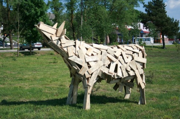 Центр Браслава украсили деревянные коровы. Фото Татьны Пятушки / «Браслаўская звязда»
