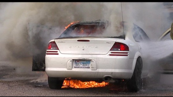 Горящий «Dodge Stratus». Иллюстративное фото worldnow.com