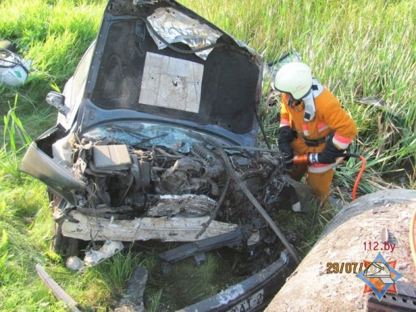 В Шумилинском районе «Renault Safrane» вылетел в кювет, зажало водителя. Фото МЧС