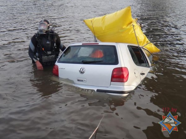 Под Витебском в Двине утонула легковушка. Фото МЧС