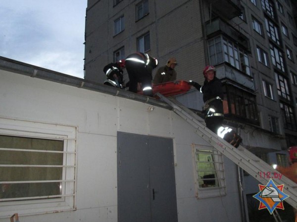 В Витебске мужчина упал с 6-го этажа на крышу магазина. Фото МЧС