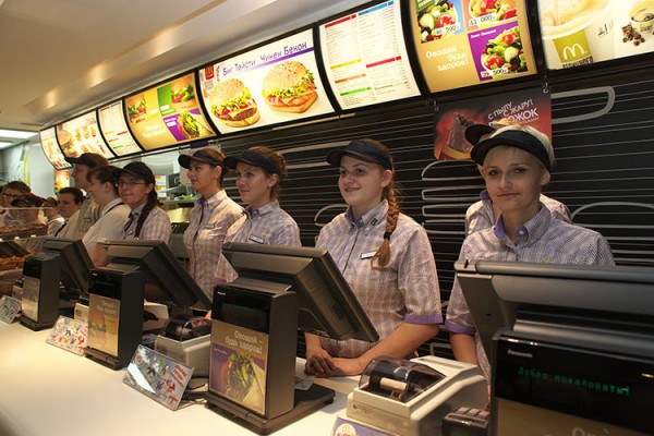 В Витебске открыли самый большой в Беларуси ресторан McDonald’s. Фото Сергея Серебро