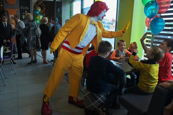 В Витебске открыли самый большой в Беларуси ресторан McDonald’s. Фото Сергея Серебро